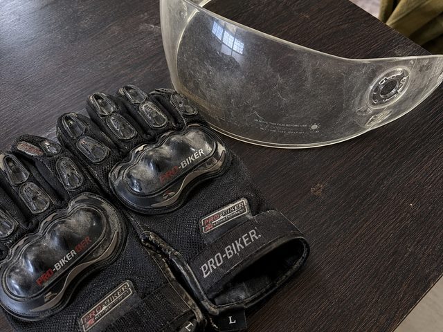 Riding gloves (L) + spare clear visor
